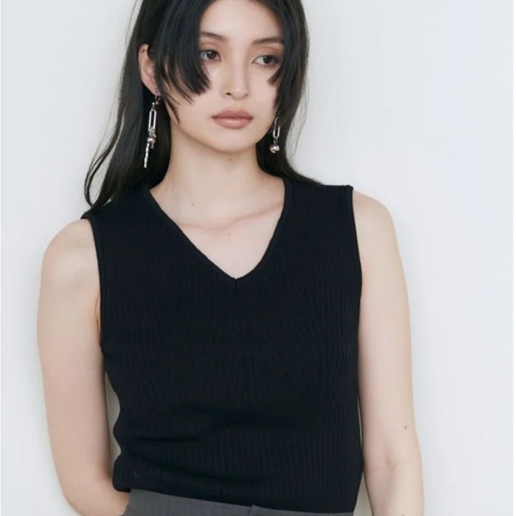 MURUA V neck knit Tank Top - Picture 1 of 3